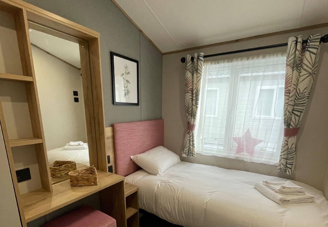 Mobile home in Rye Harbour - River View - Overlooking the river 