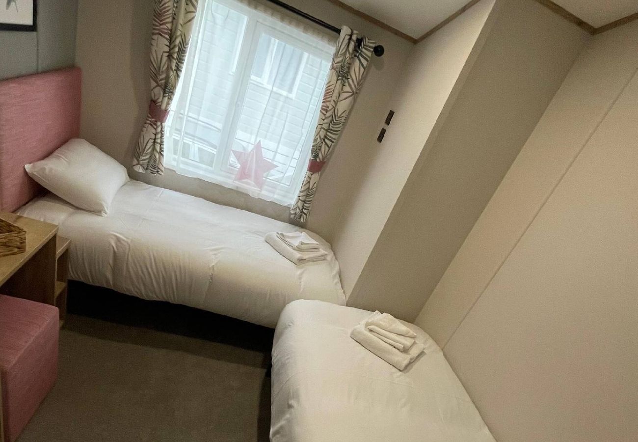 Mobile home in Rye Harbour - River View - Overlooking the river 