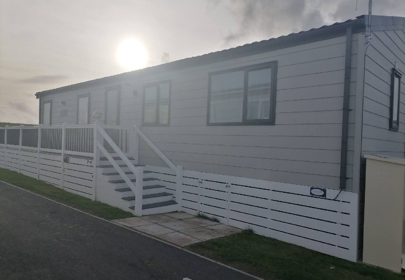 Mobile home in Rye Harbour - River View - Overlooking the river 
