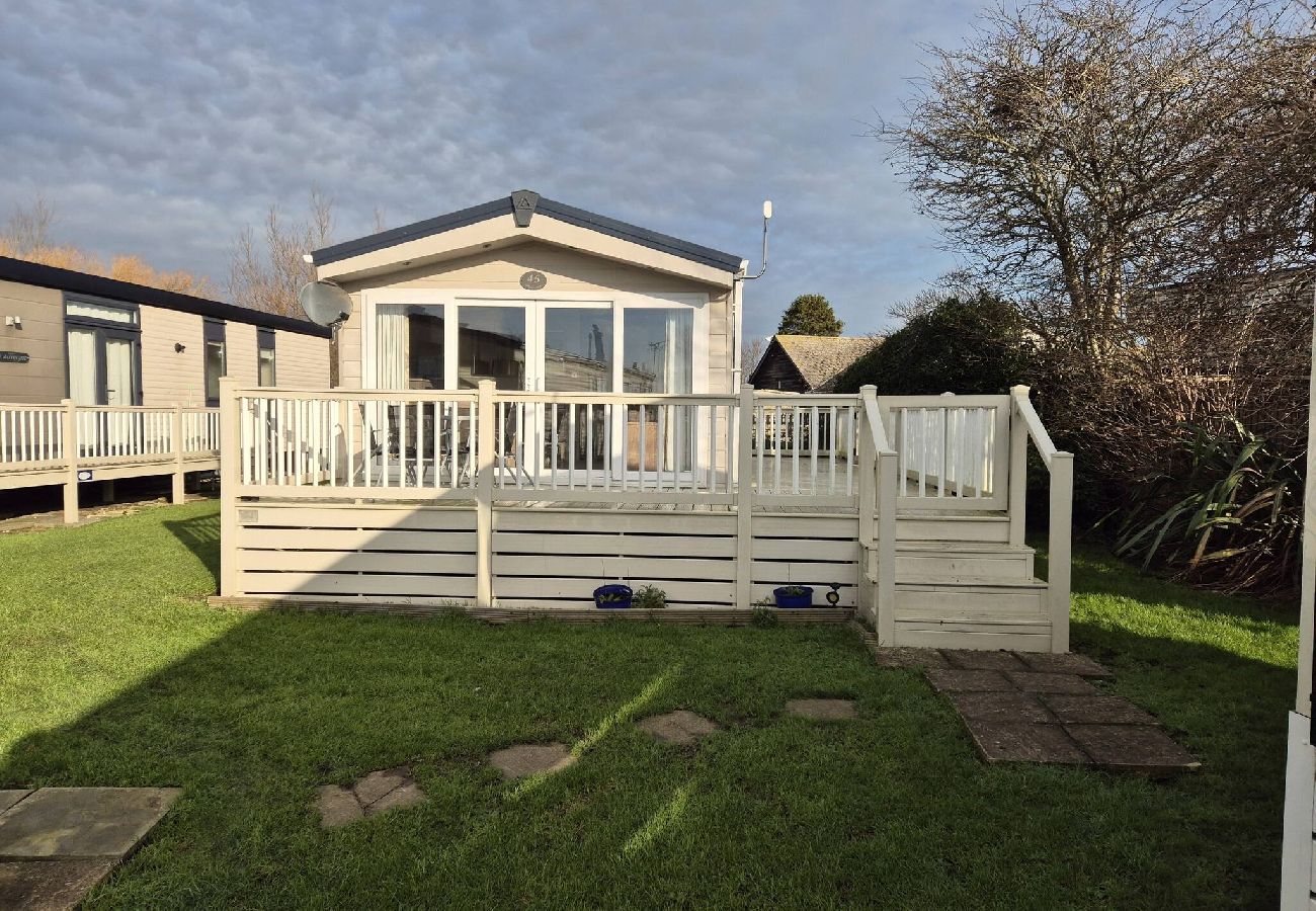 Mobile home in Winchelsea Beach - Grogu's Rest - 2 bedrooms with decking sleeps 6 