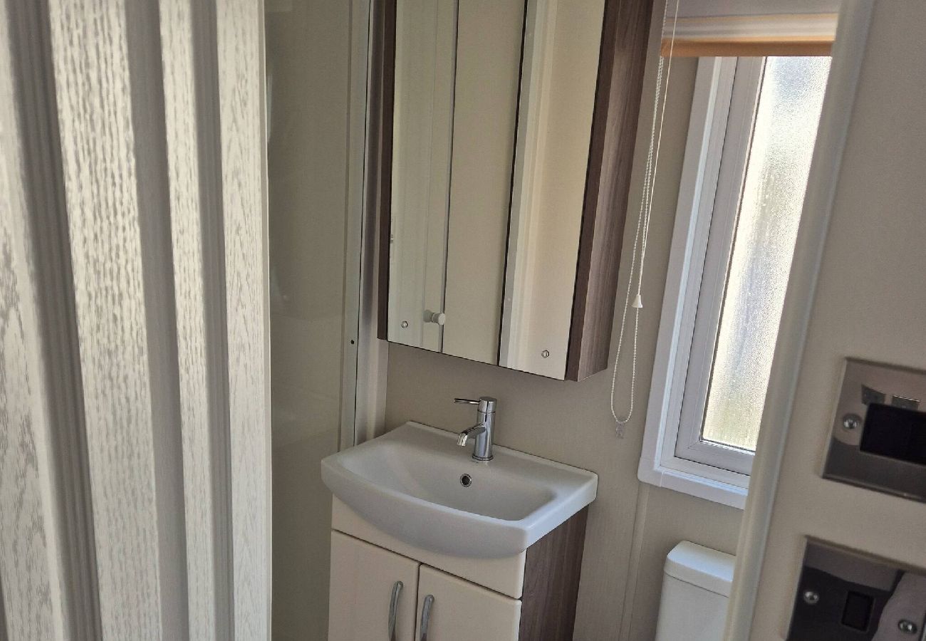 Mobile home in Winchelsea Beach - Grogu's Rest - 2 bedrooms with decking sleeps 6 