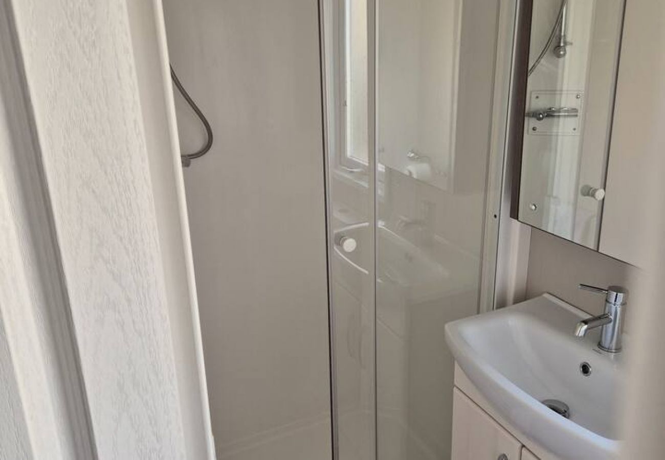 Mobile home in Winchelsea Beach - Grogu's Rest - 2 bedrooms with decking sleeps 6 