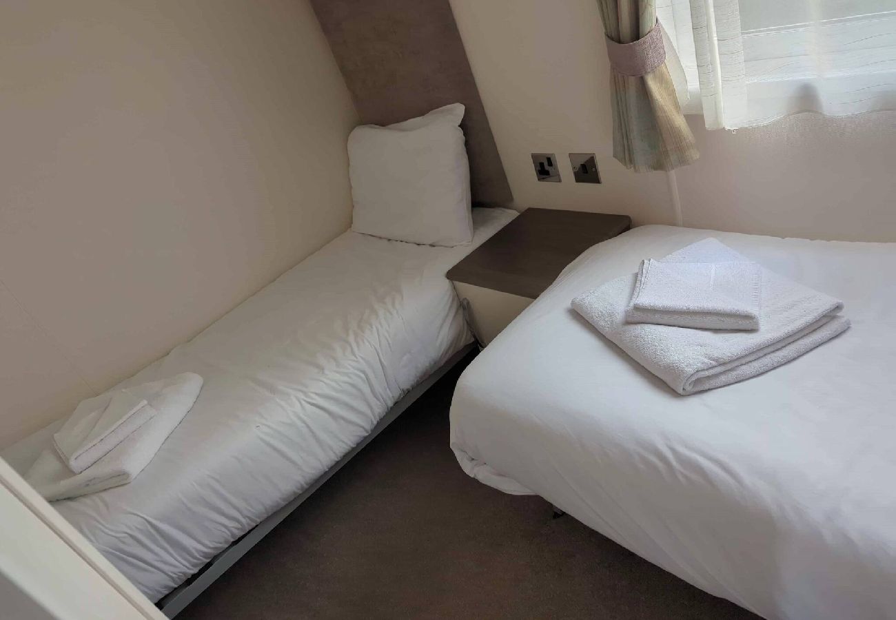 Mobile home in Winchelsea Beach - Grogu's Rest - 2 bedrooms with decking sleeps 6 