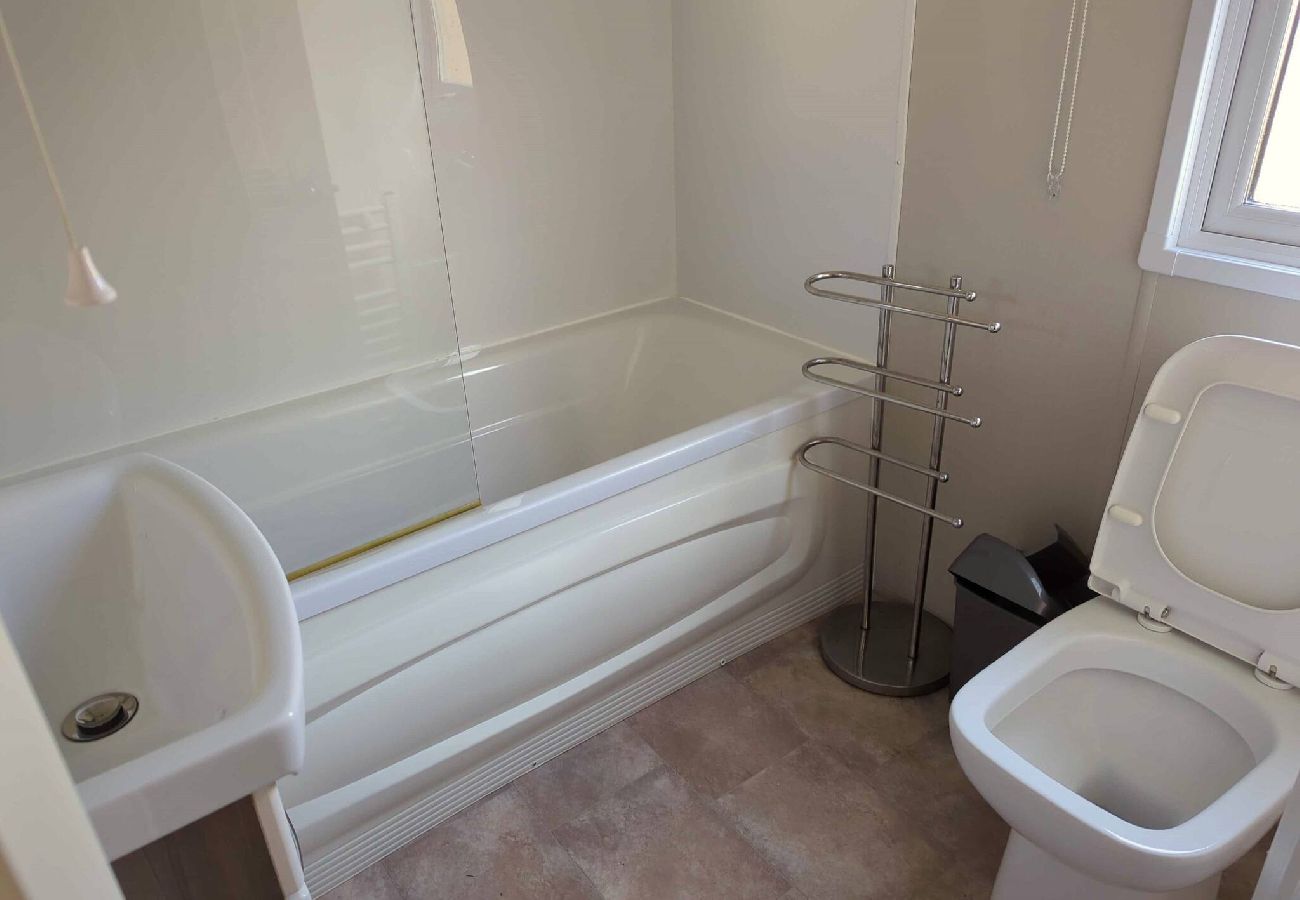 Mobile home in Winchelsea Beach - Grogu's Rest - 2 bedrooms with decking sleeps 6 