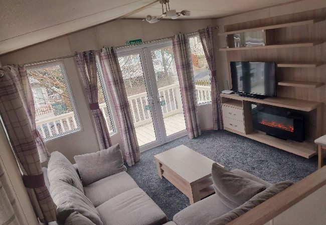 Mobile home in Hastings - Bluebell corner - with small enclosed decking 