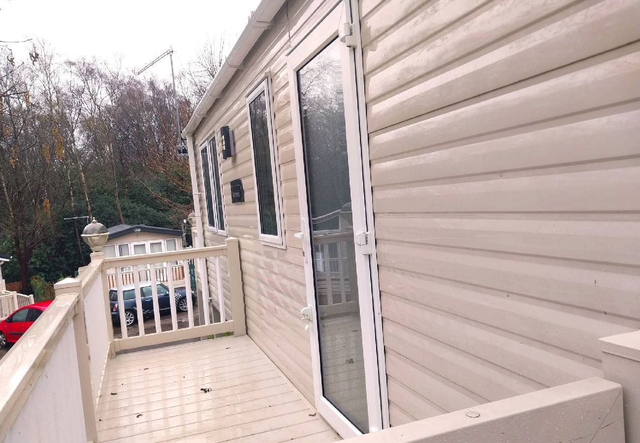 Mobile home in Hastings - Bluebell corner - with small enclosed decking 