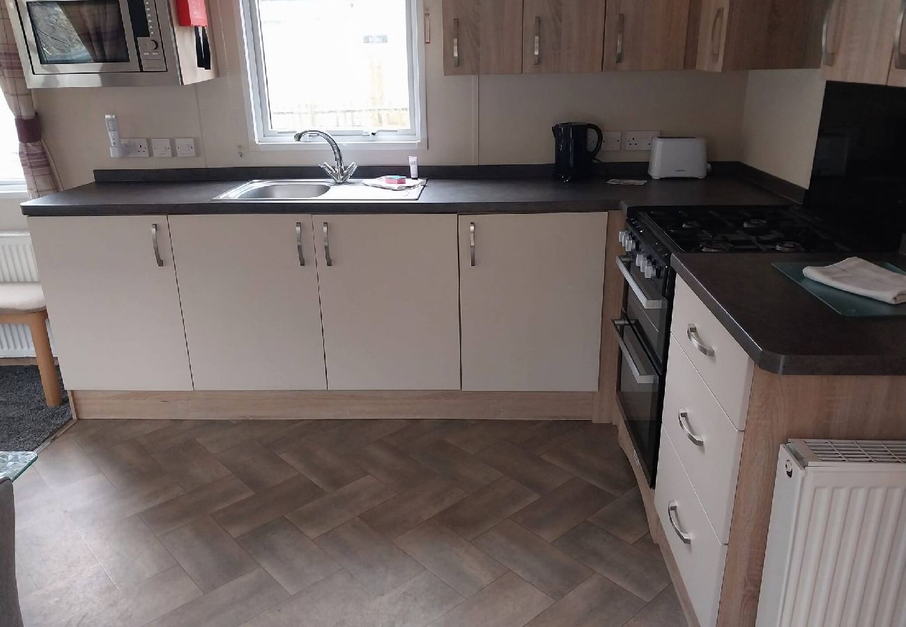 Mobile home in Hastings - Bluebell corner - with small enclosed decking 