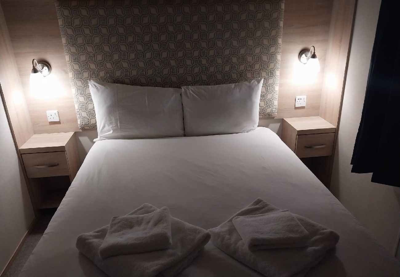 Mobile home in Hastings - Bluebell corner - with small enclosed decking 