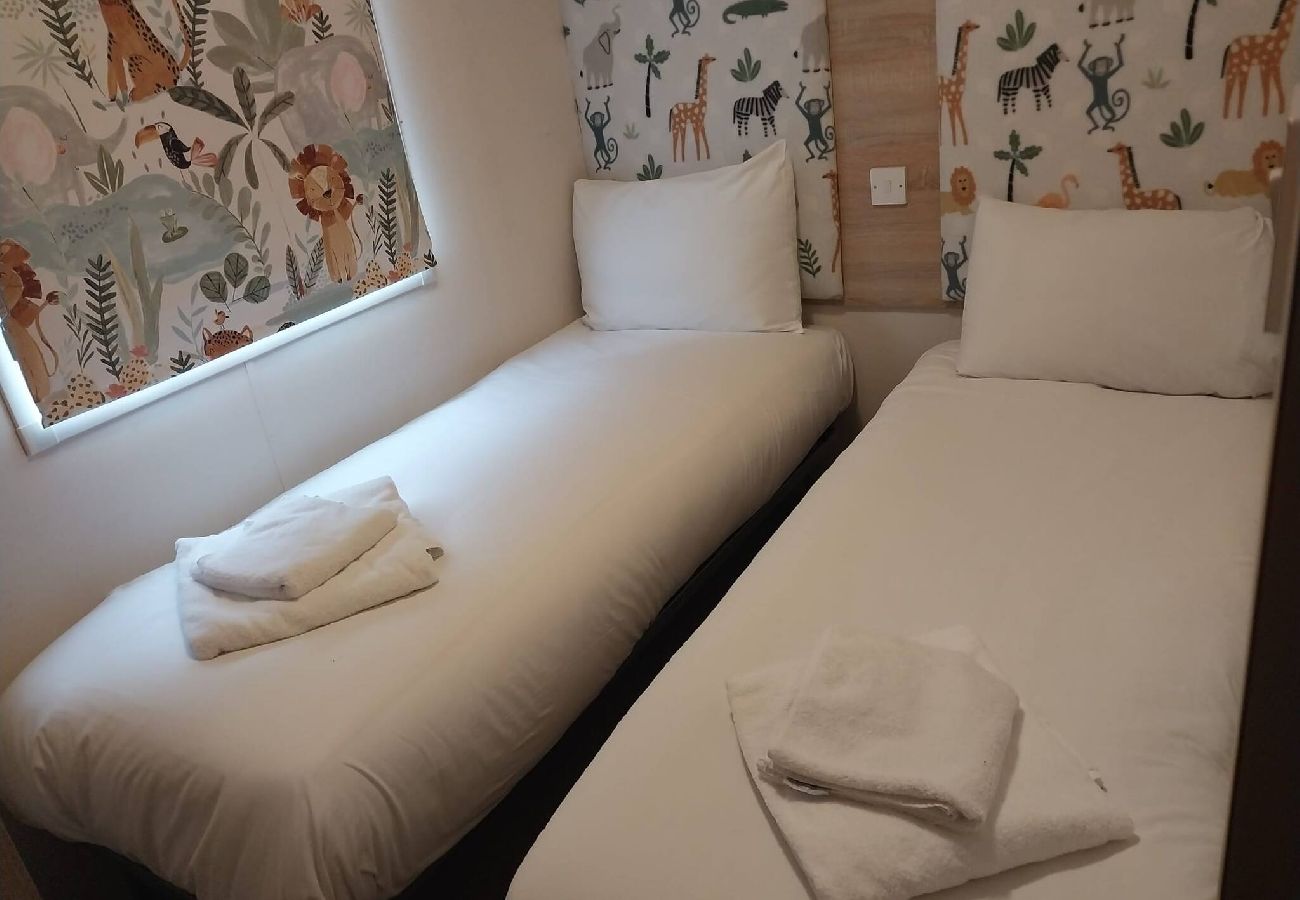 Mobile home in Hastings - Bluebell corner - with small enclosed decking 