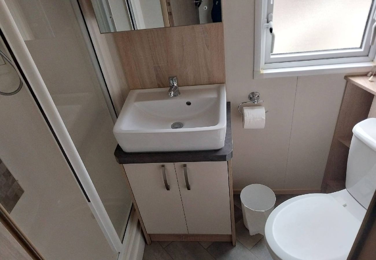 Mobile home in Hastings - Bluebell corner - with small enclosed decking 