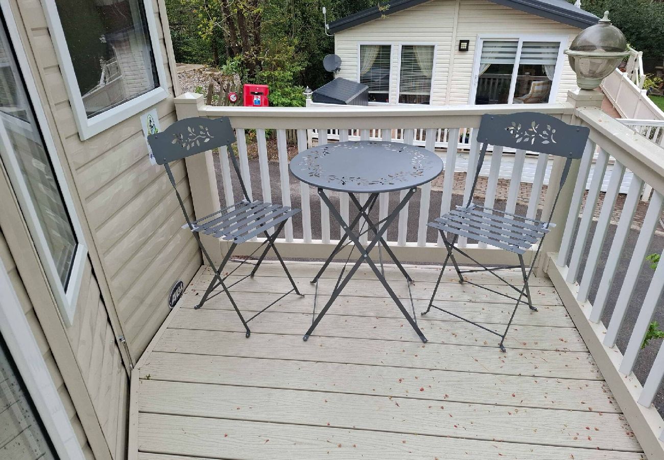 Mobile home in Hastings - Bluebell corner - with small enclosed decking 