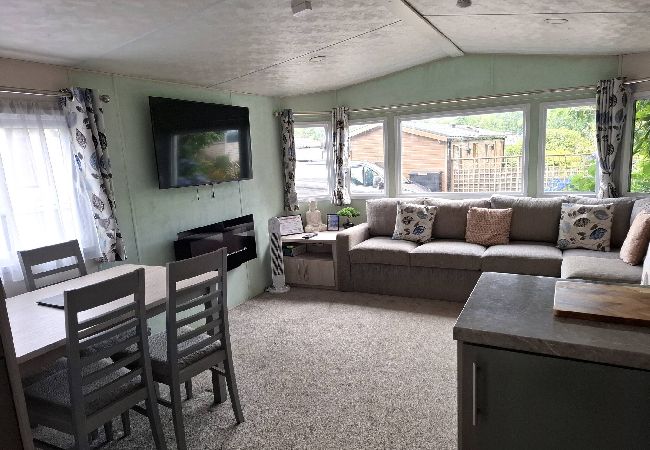 Mobile home in Hastings - Hillside retreat - 2 bedrooms sleeps 5 
