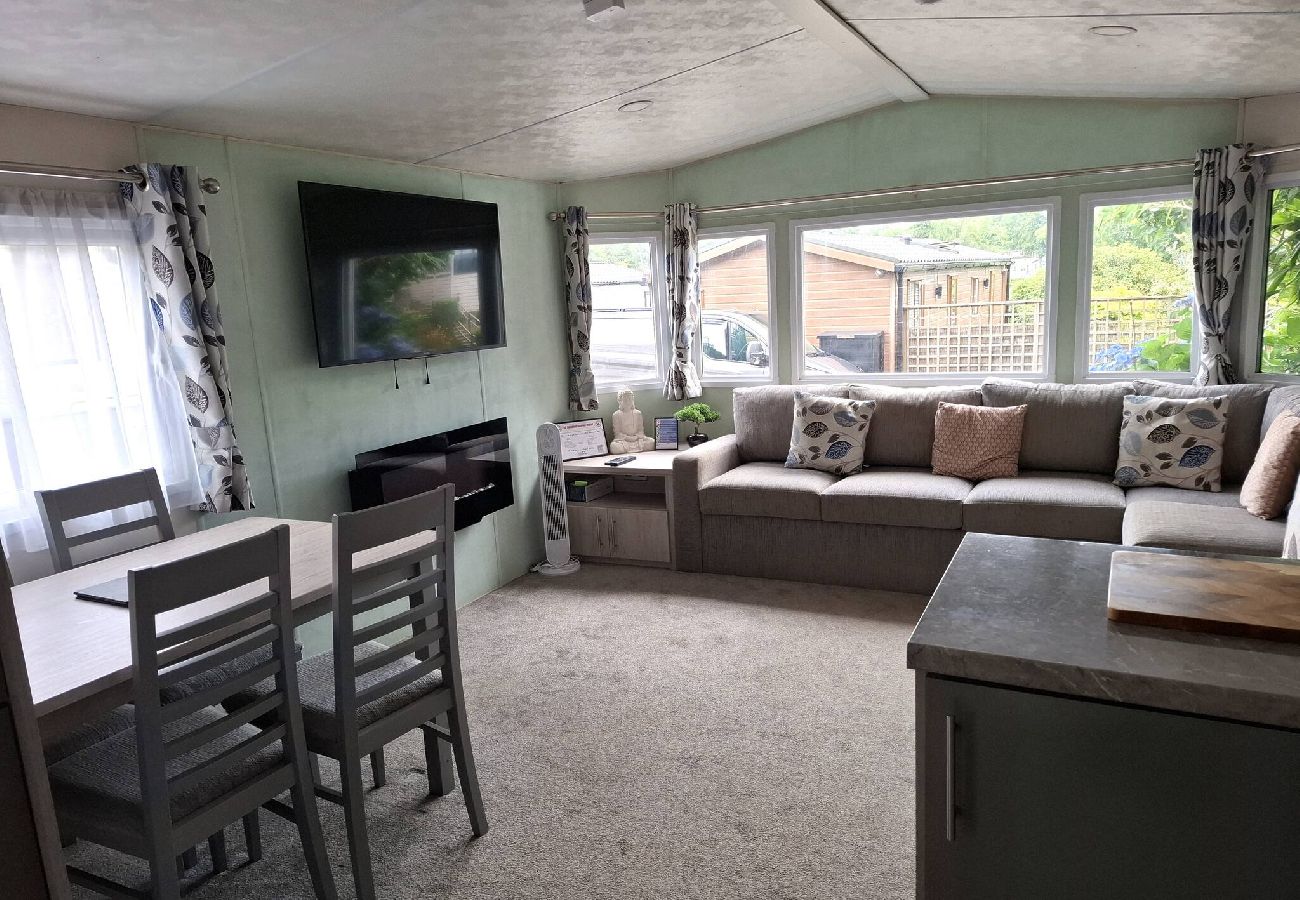 Mobile home in Hastings - Hillside retreat - 2 bedrooms sleeps 5 