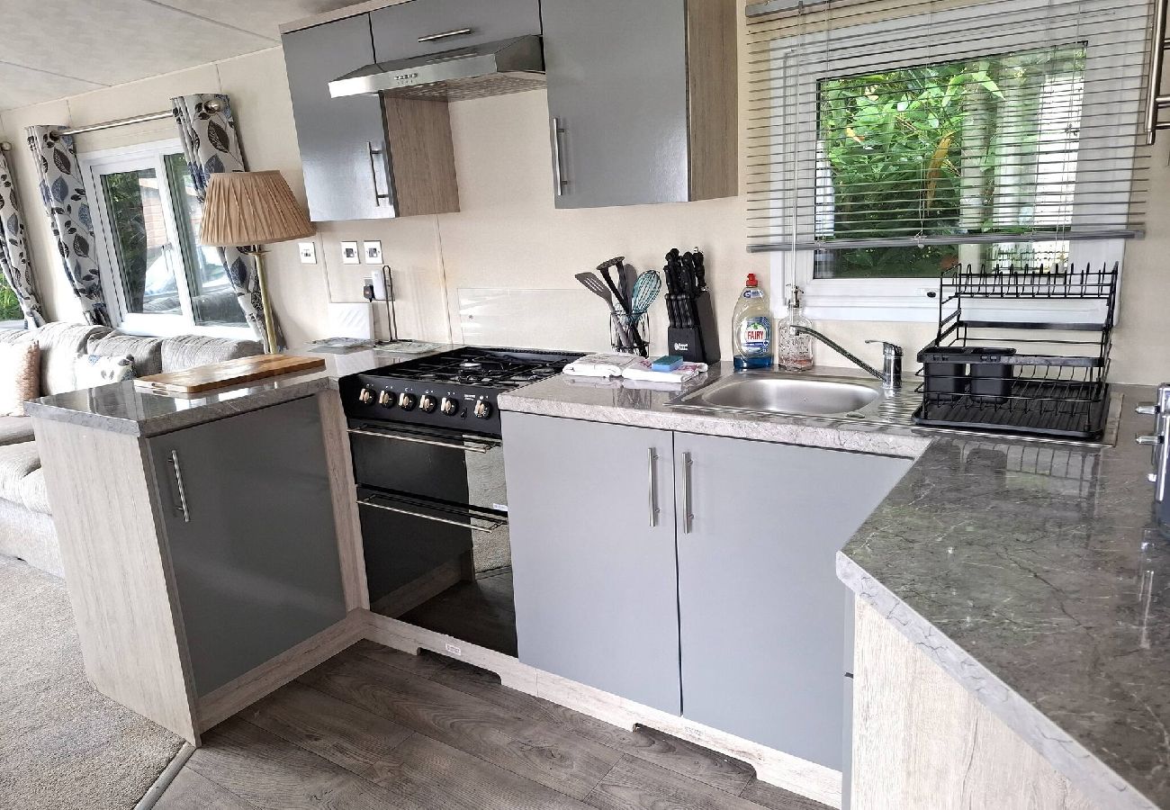 Mobile home in Hastings - Hillside retreat - 2 bedrooms sleeps 5 