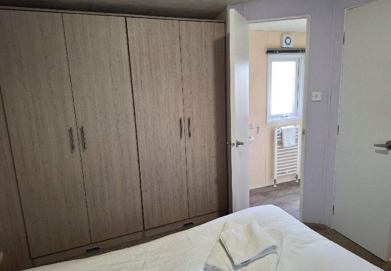 Mobile home in Hastings - Hillside retreat - 2 bedrooms sleeps 5 