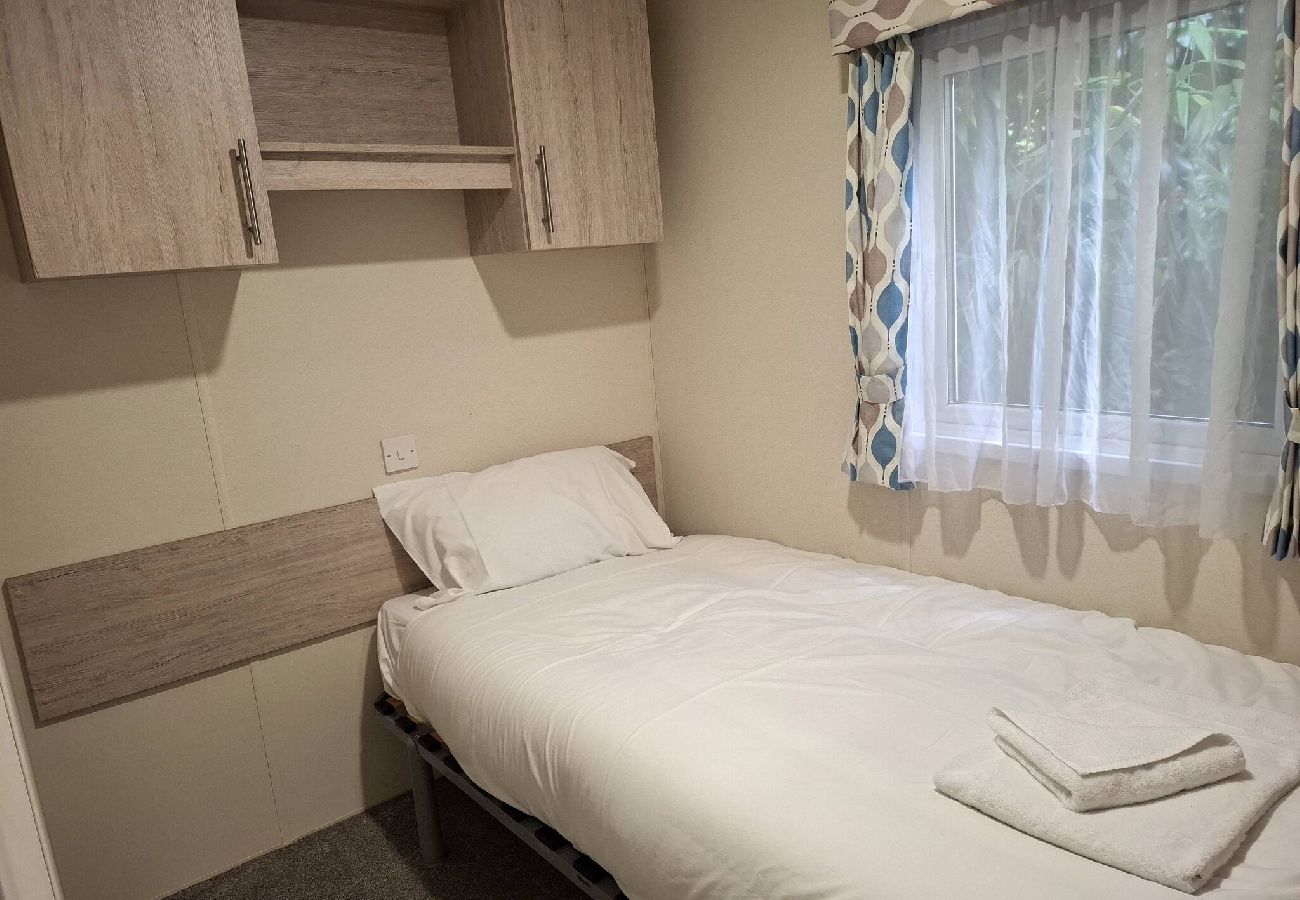 Mobile home in Hastings - Hillside retreat - 2 bedrooms sleeps 5 