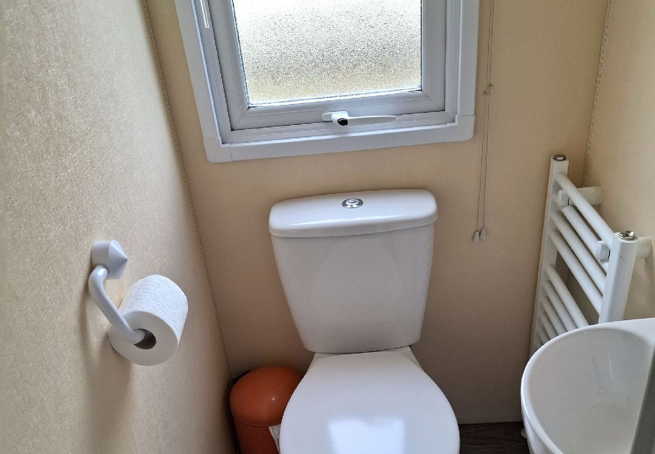 Mobile home in Hastings - Hillside retreat - 2 bedrooms sleeps 5 