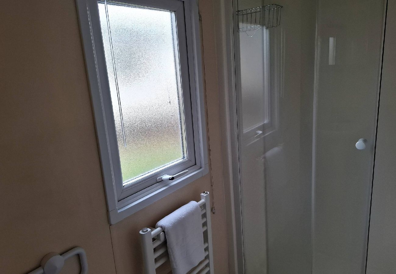 Mobile home in Hastings - Hillside retreat - 2 bedrooms sleeps 5 