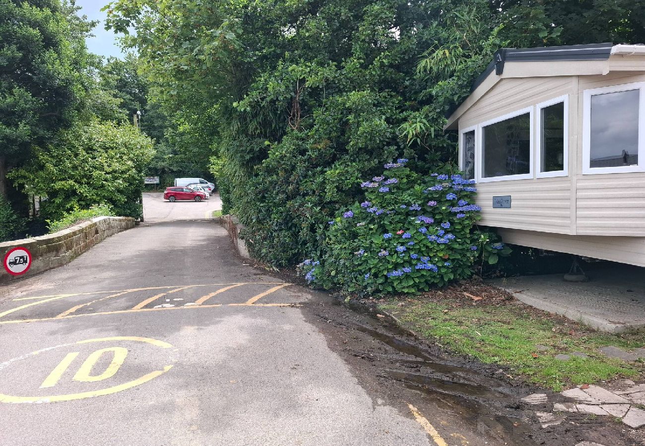 Mobile home in Hastings - Hillside retreat - 2 bedrooms sleeps 5 