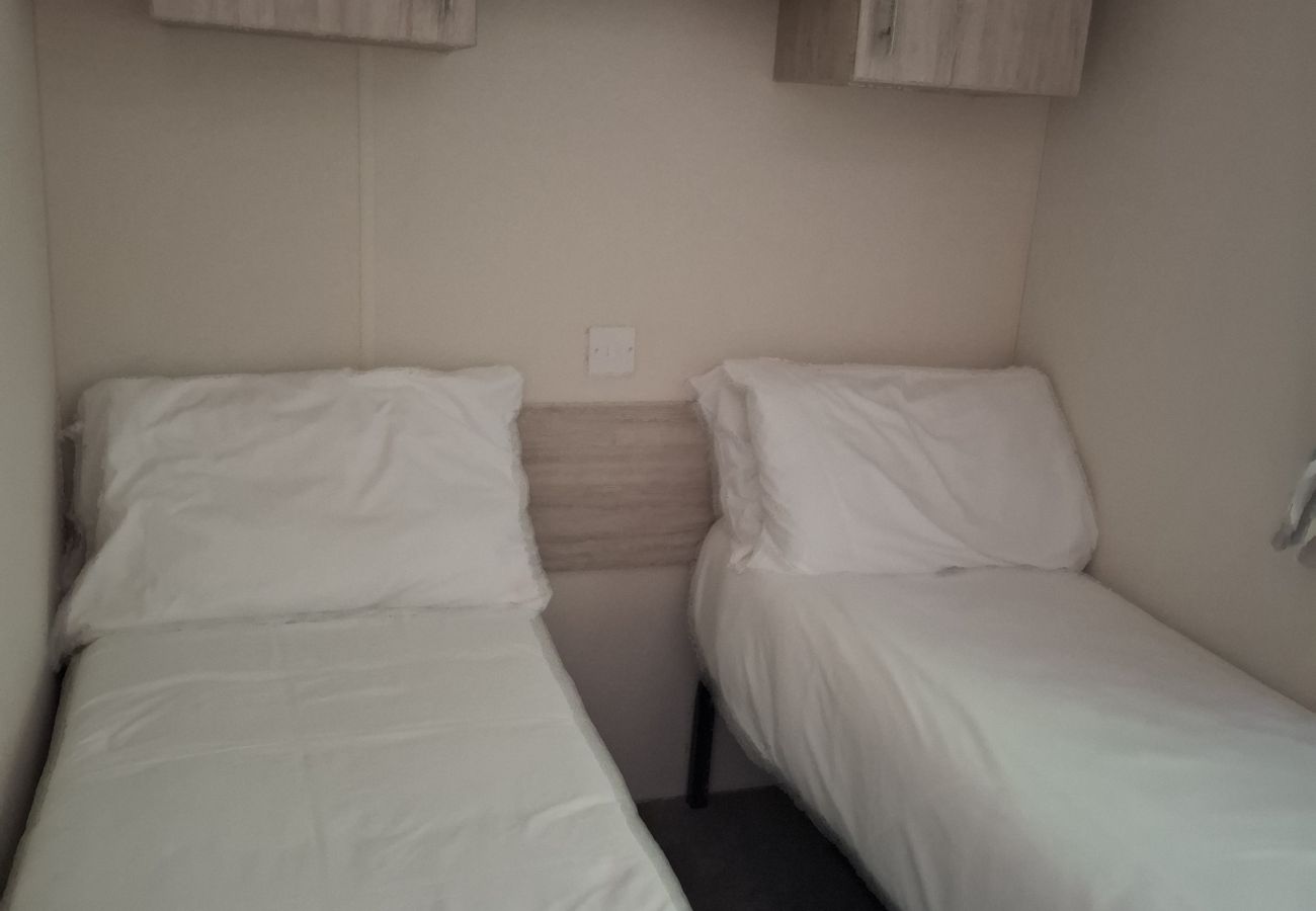 Mobile home in Hastings - Hillside retreat - 2 bedrooms sleeps 5 