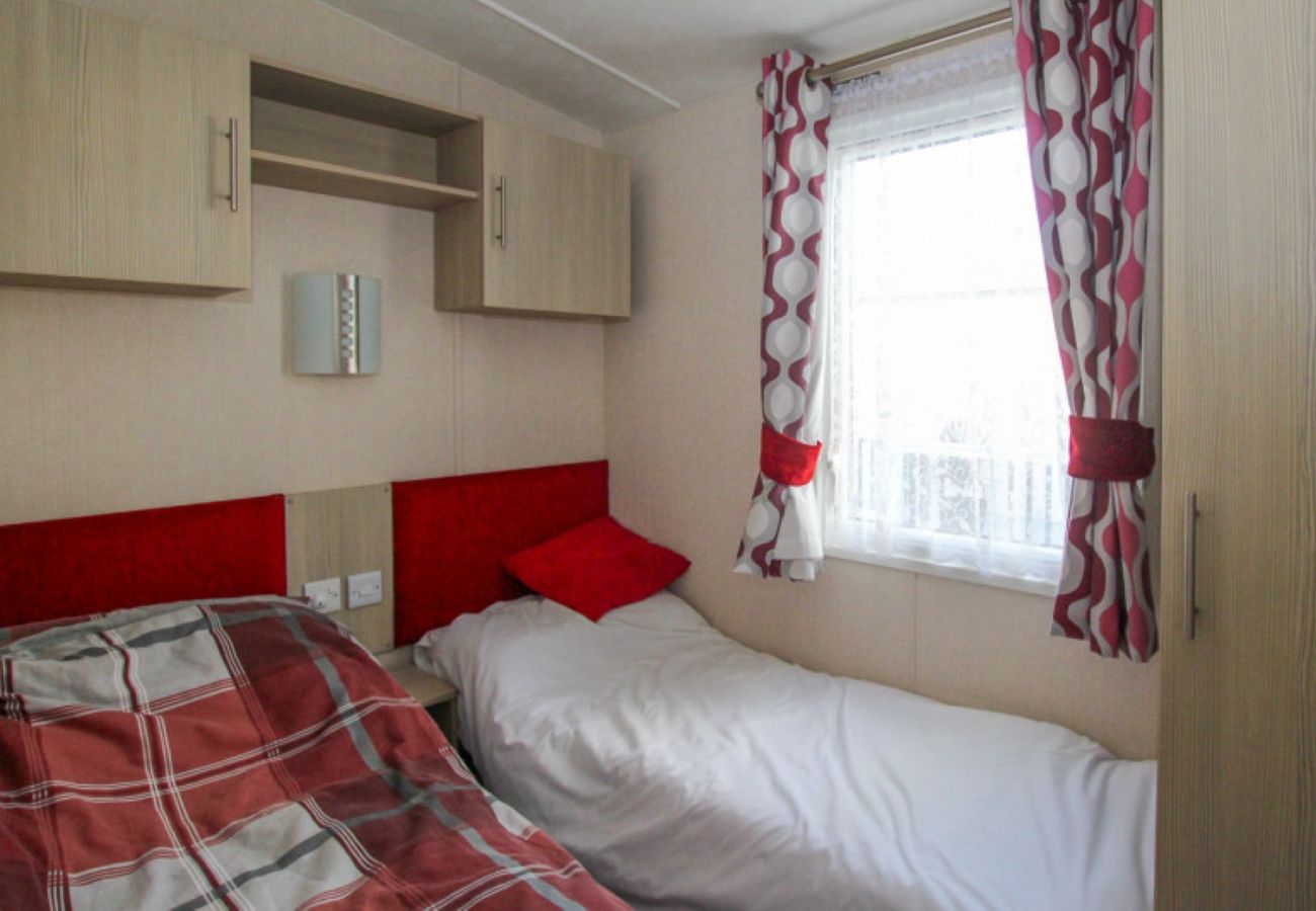 Mobile home in Pevensey Bay - Bayview Retreat - 3 bedrooms with decking sleeps 6