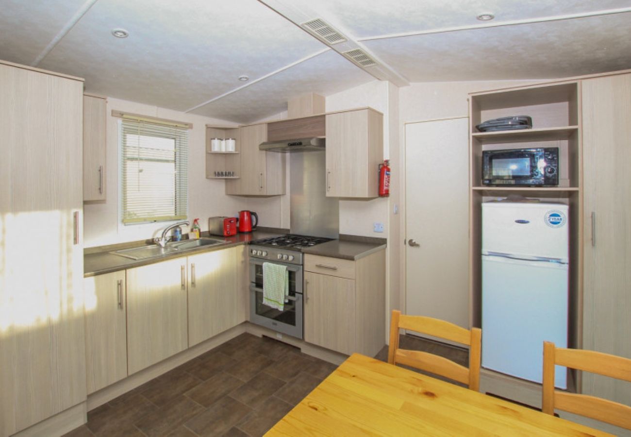 Mobile home in Pevensey Bay - Bayview Retreat - 3 bedrooms with decking sleeps 6