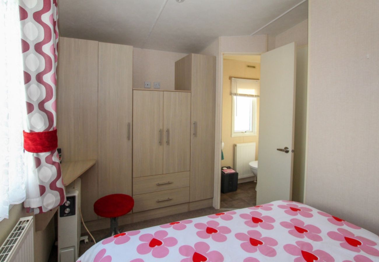 Mobile home in Pevensey Bay - Bayview Retreat - 3 bedrooms with decking sleeps 6