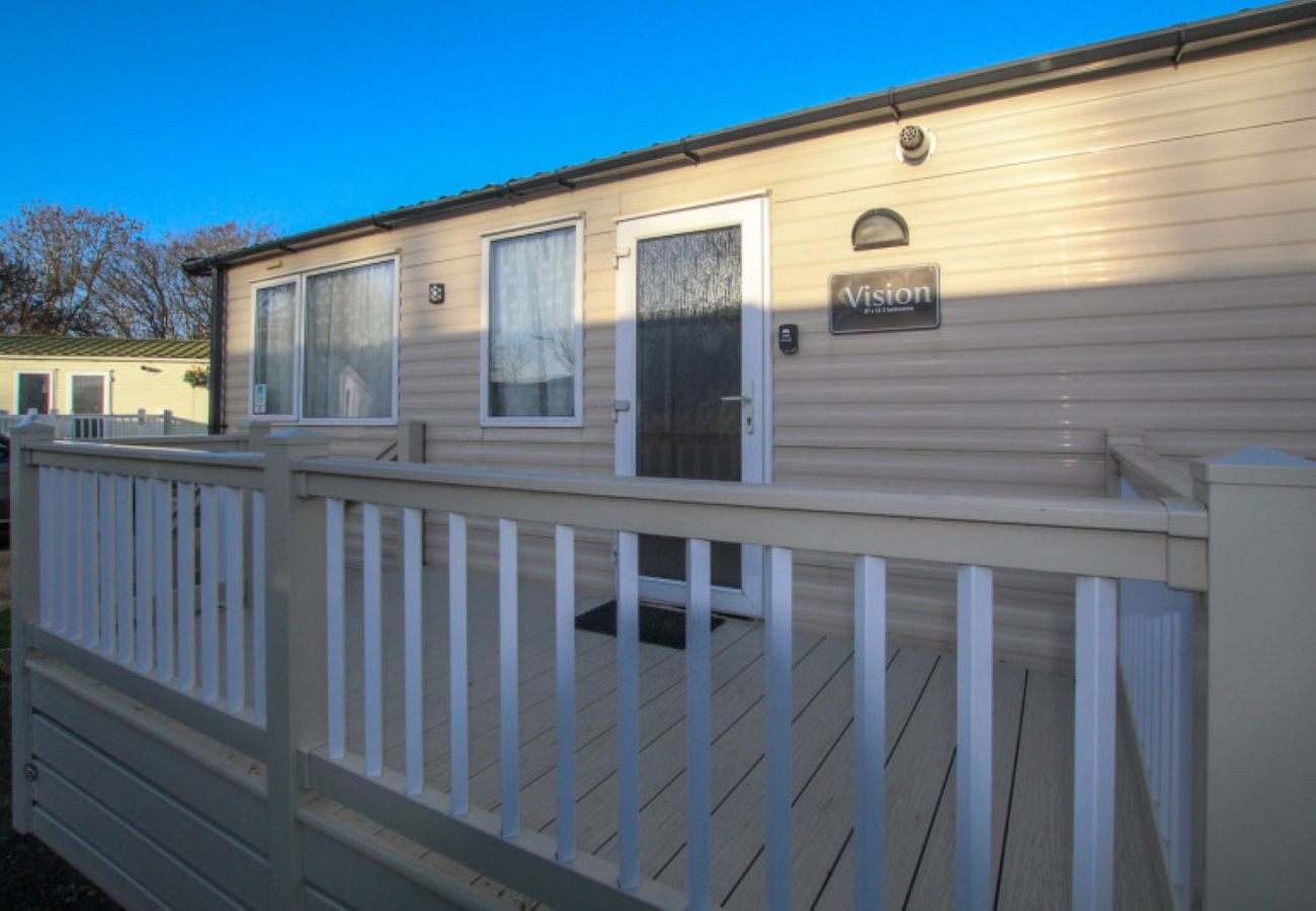 Mobile home in Pevensey Bay - Bayview Retreat - 3 bedrooms with decking sleeps 6