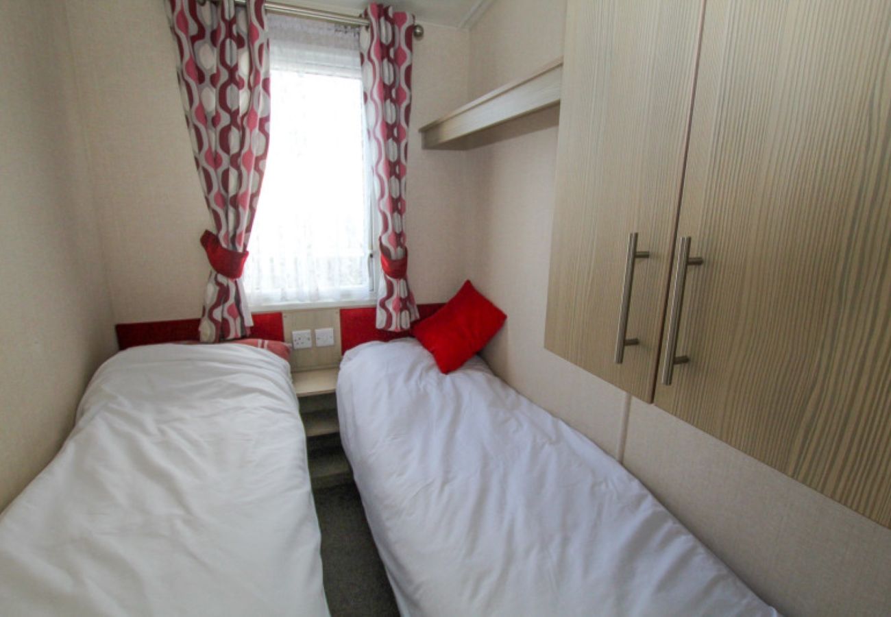 Mobile home in Pevensey Bay - Bayview Retreat - 3 bedrooms with decking sleeps 6