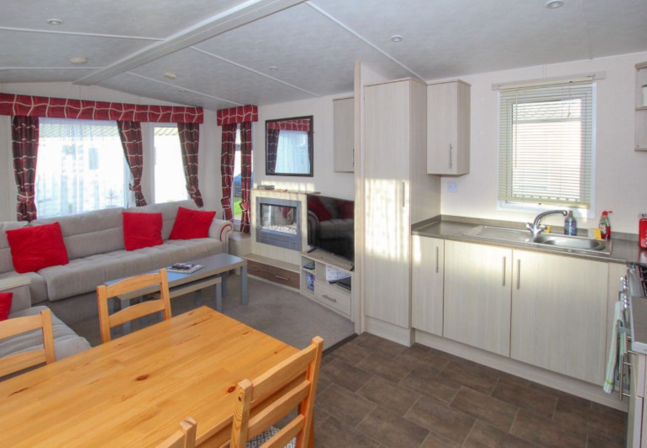 Mobile home in Pevensey Bay - Bayview Retreat - 3 bedrooms with decking sleeps 6
