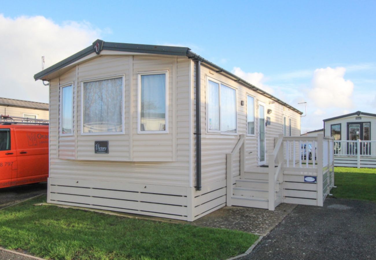 Mobile home in Pevensey Bay - Bayview Retreat - 3 bedrooms with decking sleeps 6