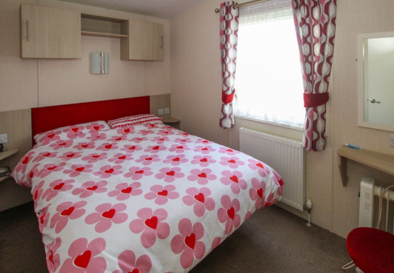 Mobile home in Pevensey Bay - Bayview Retreat - 3 bedrooms with decking sleeps 6
