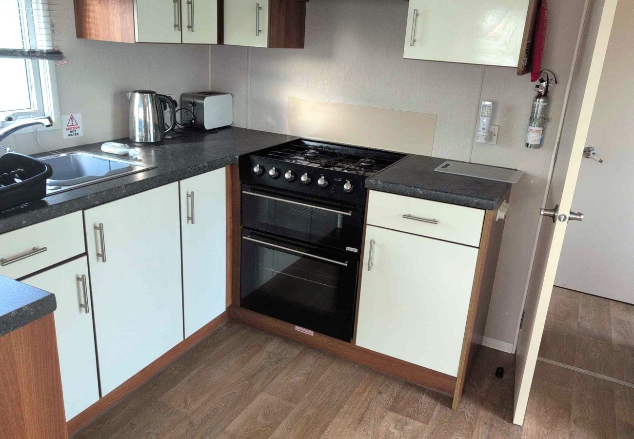 Mobile home in Dymchurch - Seashell Cove - 2 bedrooms sleeps 6