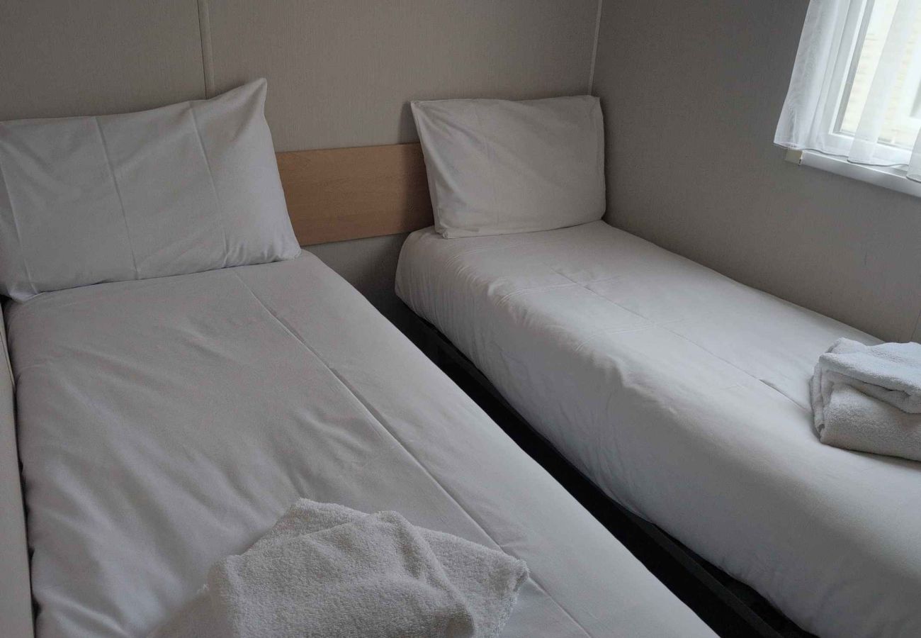 Mobile home in Dymchurch - Seashell Cove - 2 bedrooms sleeps 6