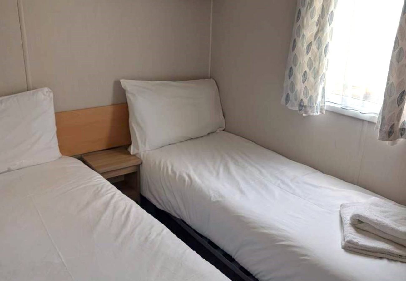 Mobile home in Dymchurch - Seashell Cove - 2 bedrooms sleeps 6