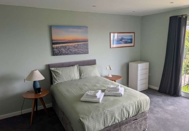 Rent by room in Hastings - Coastguard cafe room 1