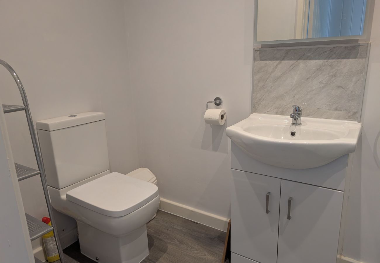 Rent by room in Hastings - Coastguard cafe room 1