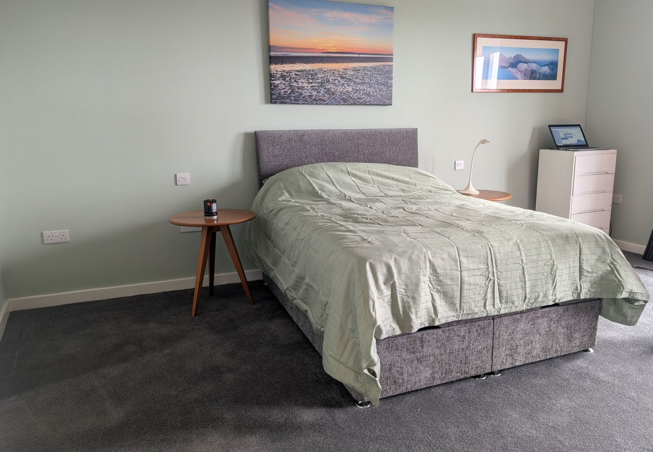 Rent by room in Hastings - Coastguard cafe room 1