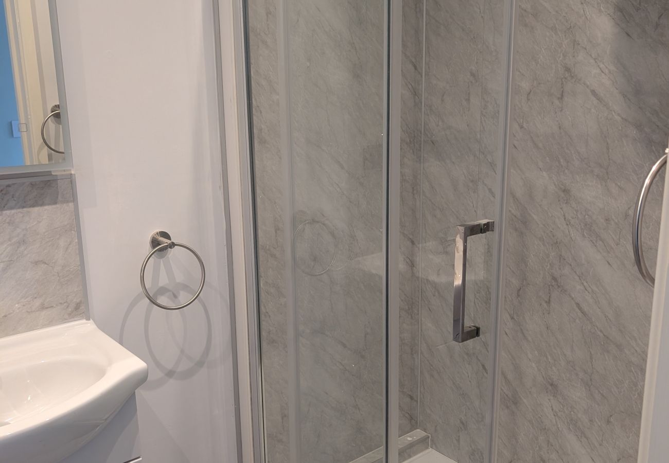 Rent by room in Hastings - Coastguard cafe room 1