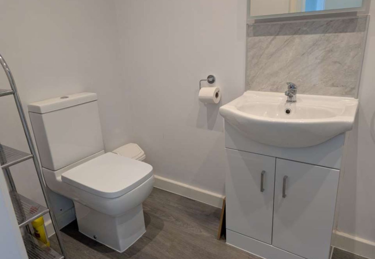 Rent by room in Hastings - Coastguard cafe room 1