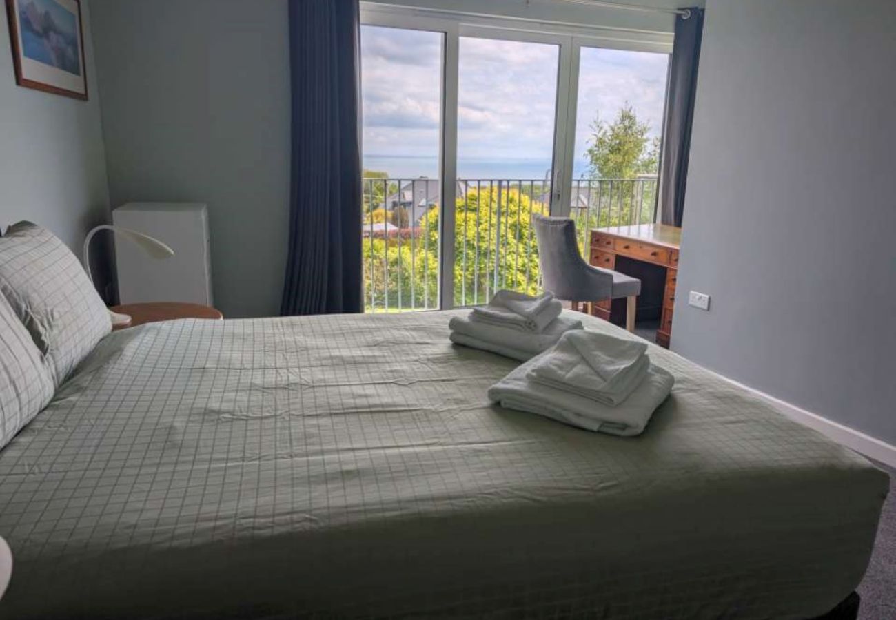 Rent by room in Hastings - Coastguard cafe room 1