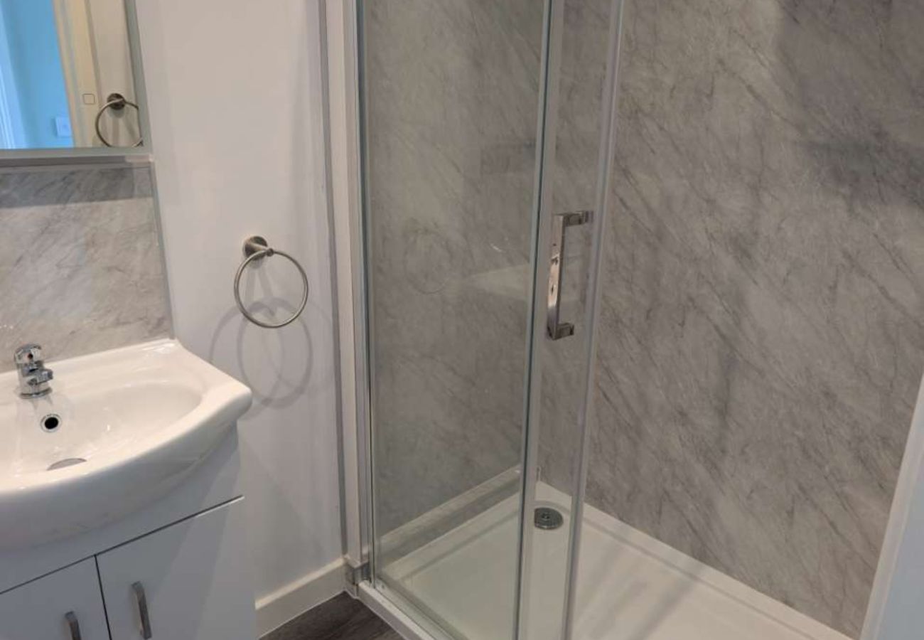 Rent by room in Hastings - Coastguard cafe room 1