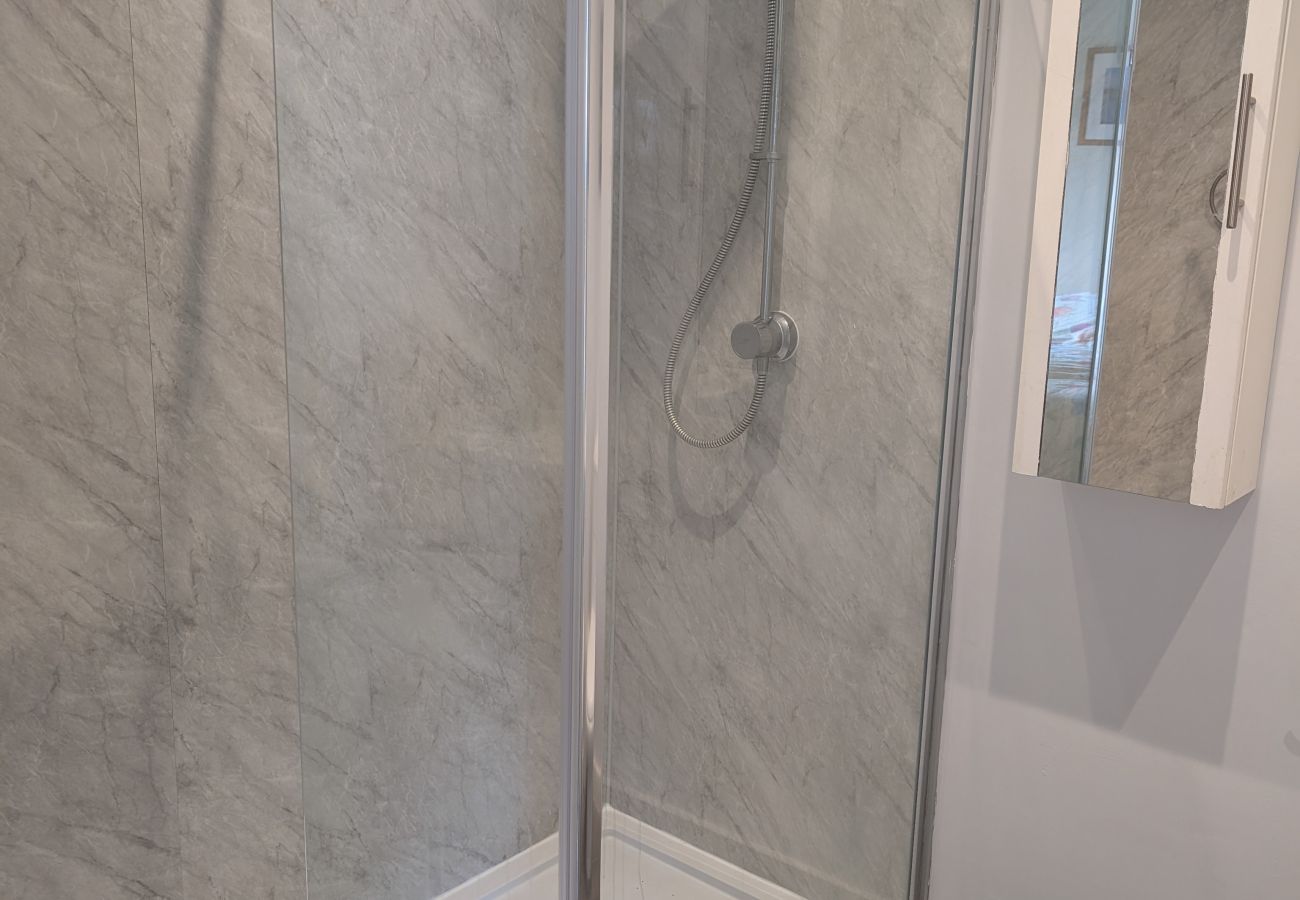 Rent by room in Hastings - Coastguard cafe room 2