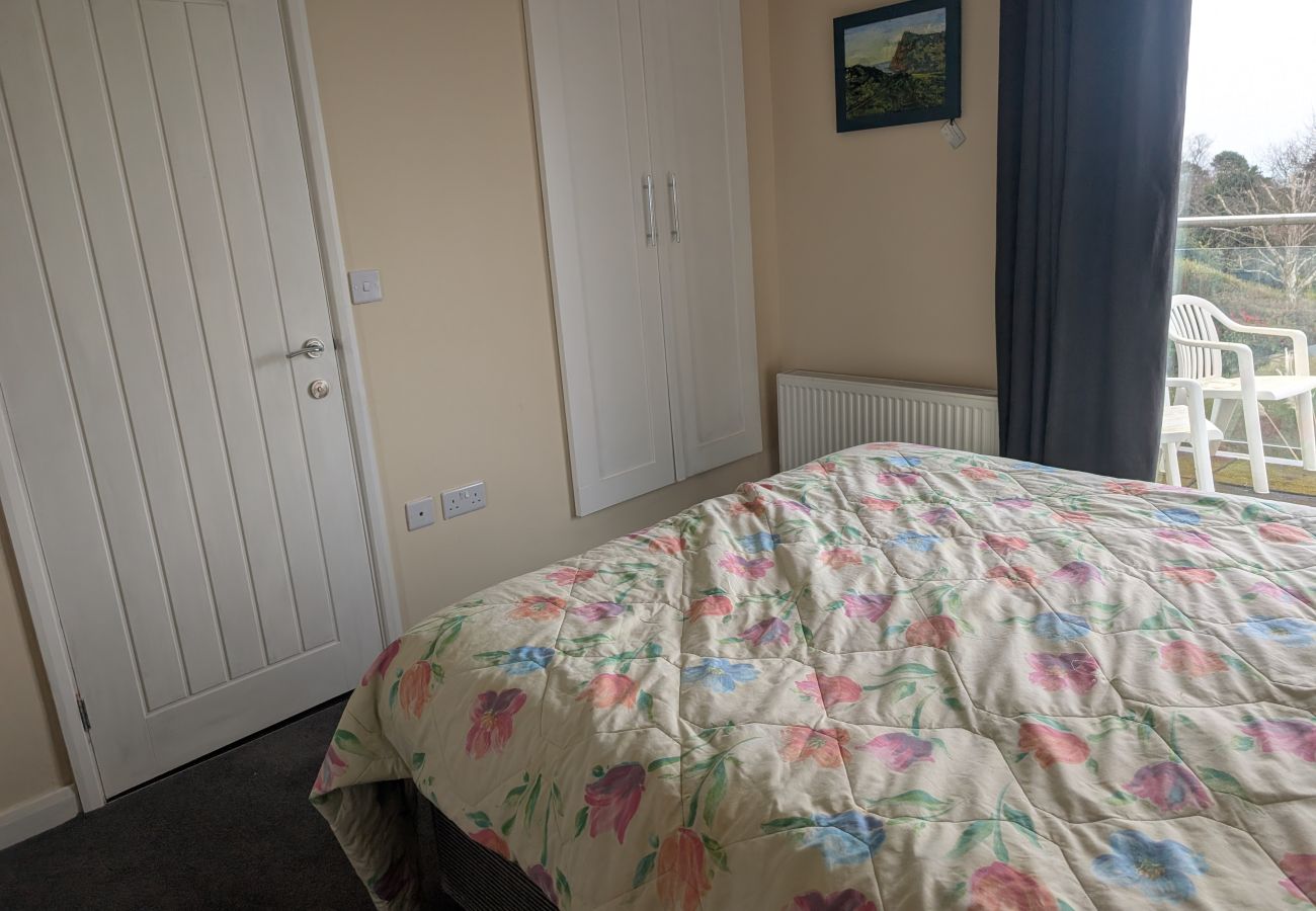 Rent by room in Hastings - Coastguard cafe room 2
