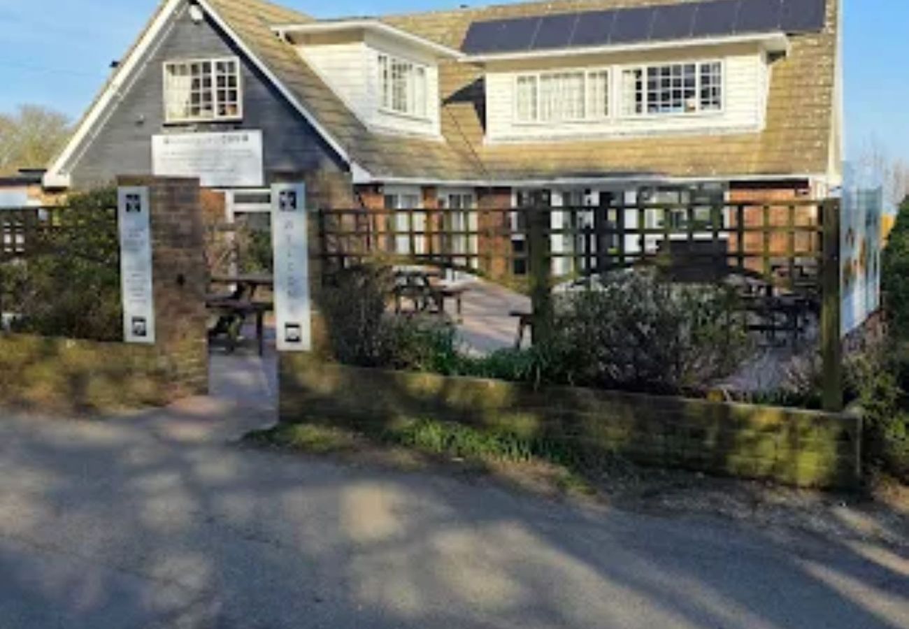 Rent by room in Hastings - Coastguard cafe room 2