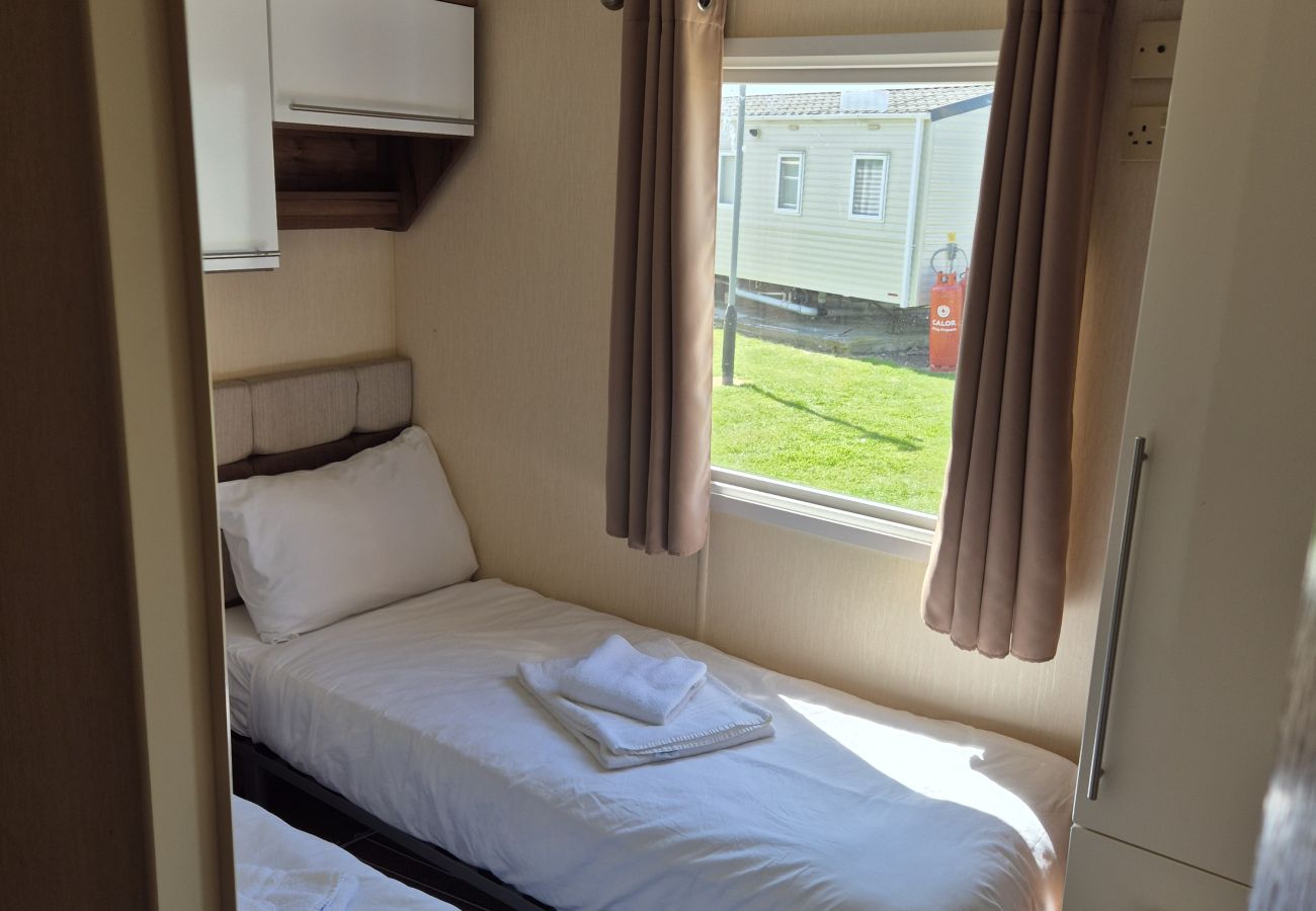 Mobile home in Camber - Weeping Willow - 3 bedrooms with decking sleeps 8