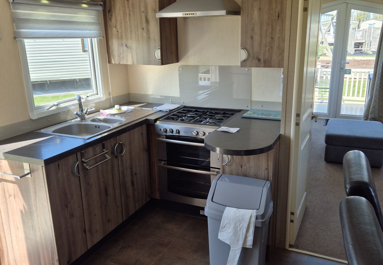 Mobile home in Camber - Weeping Willow - 3 bedrooms with decking sleeps 8