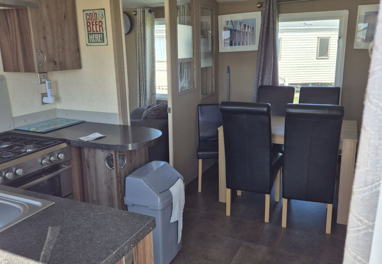 Mobile home in Camber - Weeping Willow - 3 bedrooms with decking sleeps 8