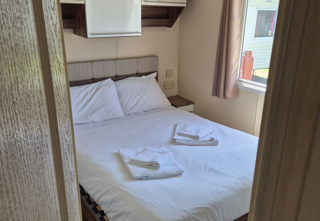 Mobile home in Camber - Weeping Willow - 3 bedrooms with decking sleeps 8