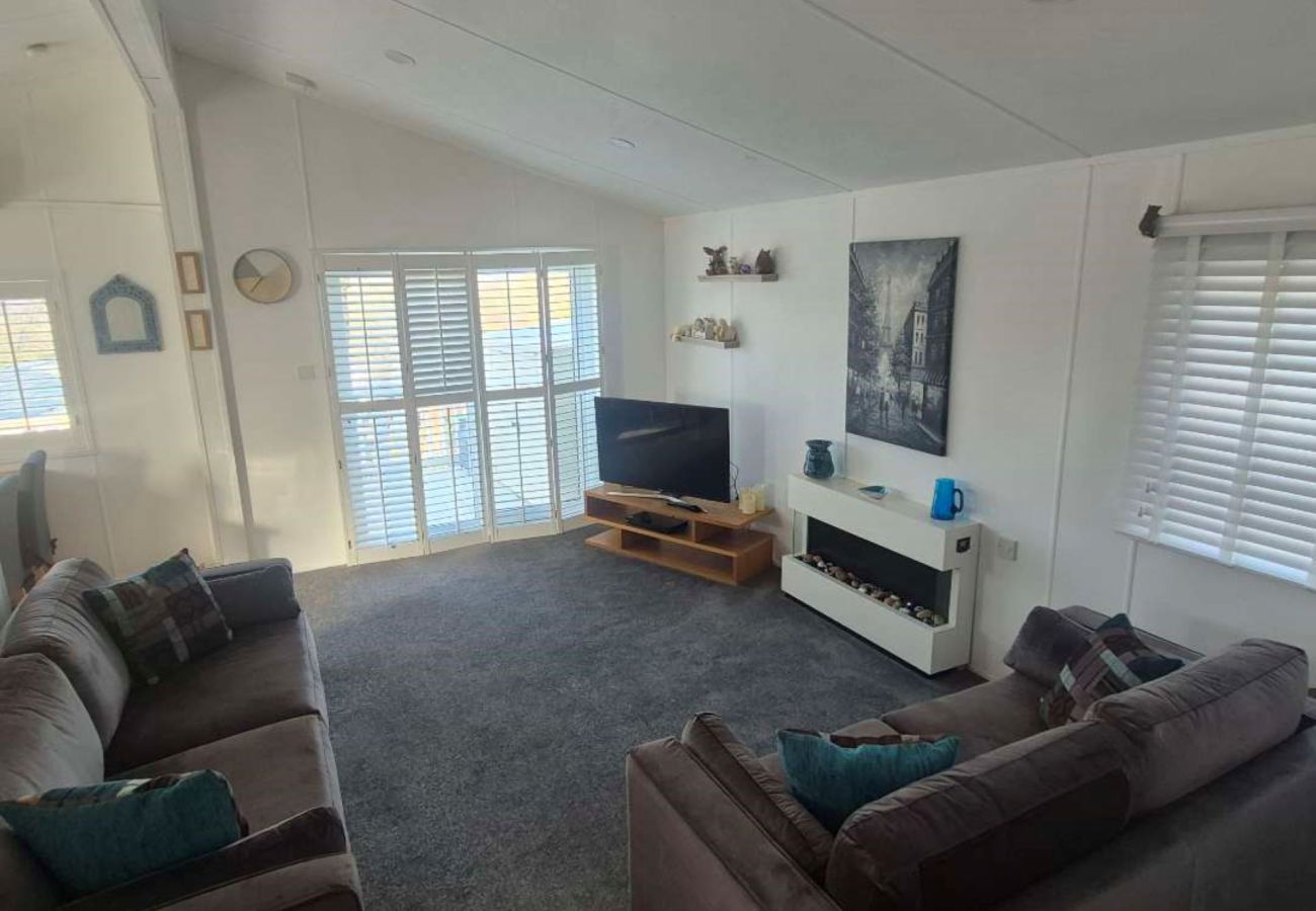 Mobile home in Hastings - Ashland - 2 bedrooms with decking sleeps 4